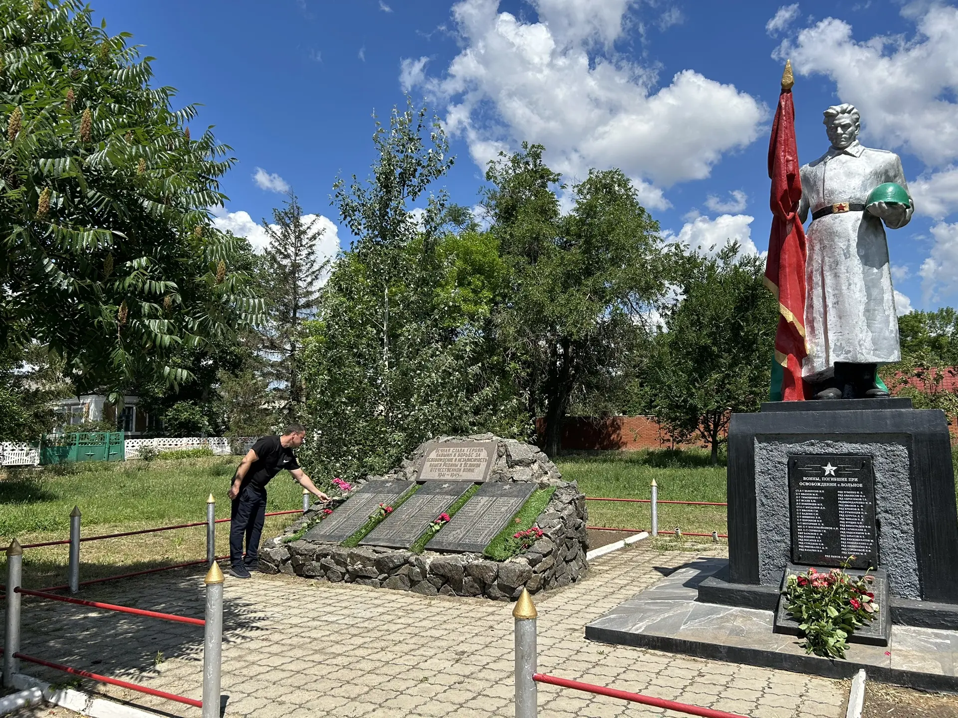 22.06.2026 В День памяти и скорби  работники  МБУ "Вольненский СДК" возложили цветы к Б...