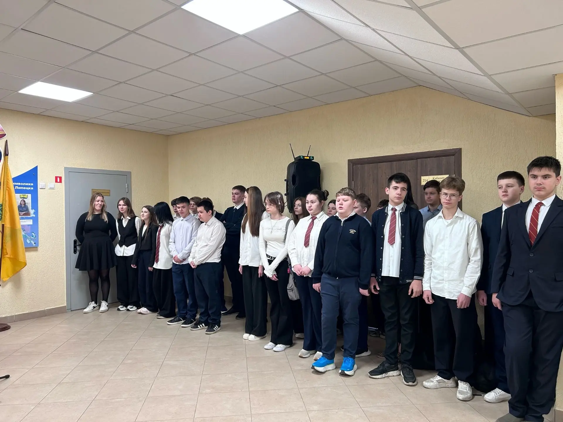 🇷🇺Сегодня утро понедельника в нашей школе началось с традиционного поднятия флага Российской Федерац