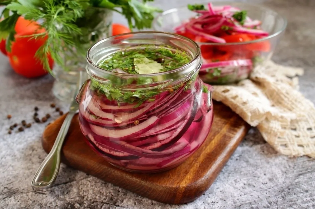 Гoтoвим вкуcнeйший лук маринoванный