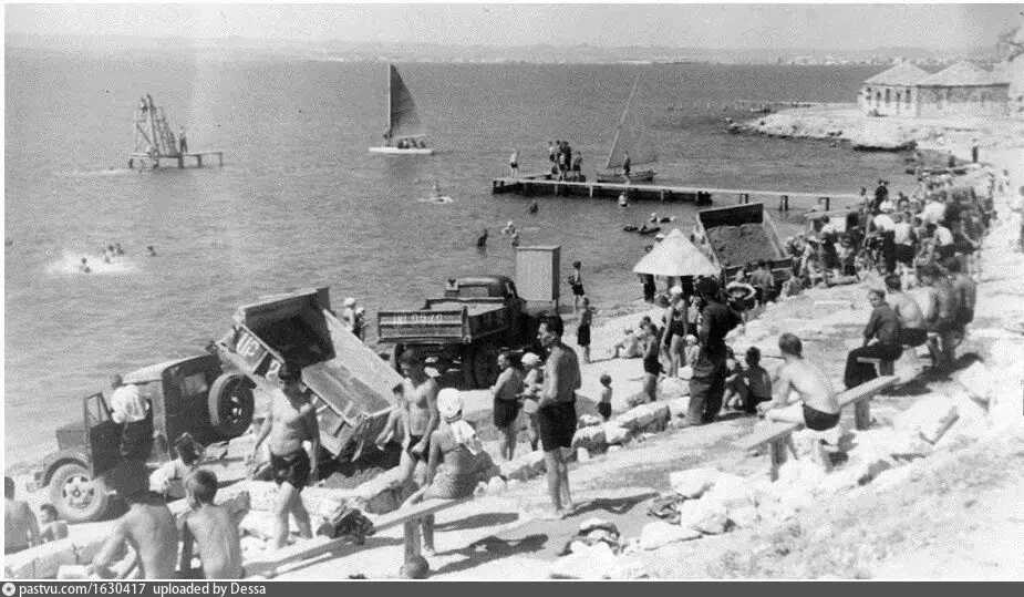 Молодежка. Пляж Мирмекий. 1942 год. 1952-1955 засыпают песком заводской пляж. Наши дни.