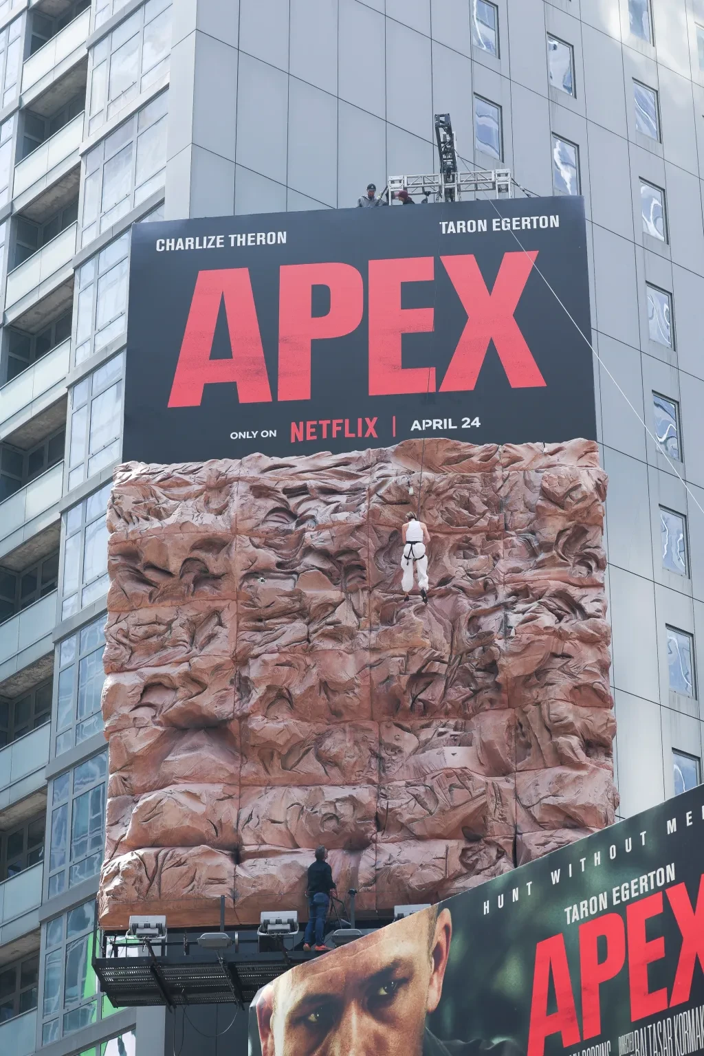 Шарлиз Терон продемонстрировала навыки скалолазания на Таймс-сквер 🧗‍♀️  Для продвижения фильма «Вер