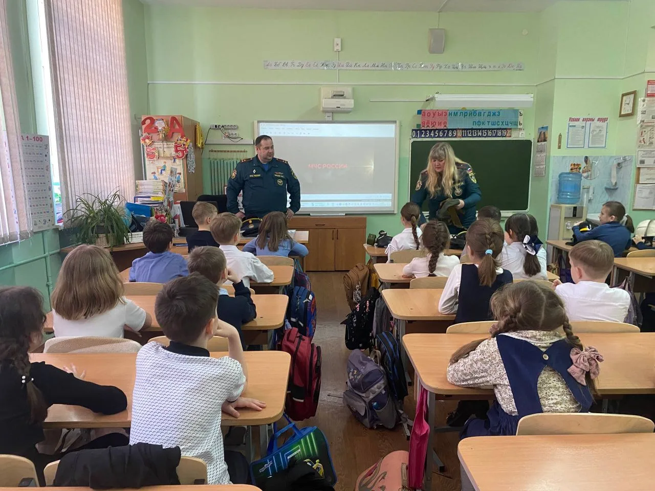 🤝 Безопасность в действии: открытые уроки для младших классов  👀 Перед каникулами в школьном здании 