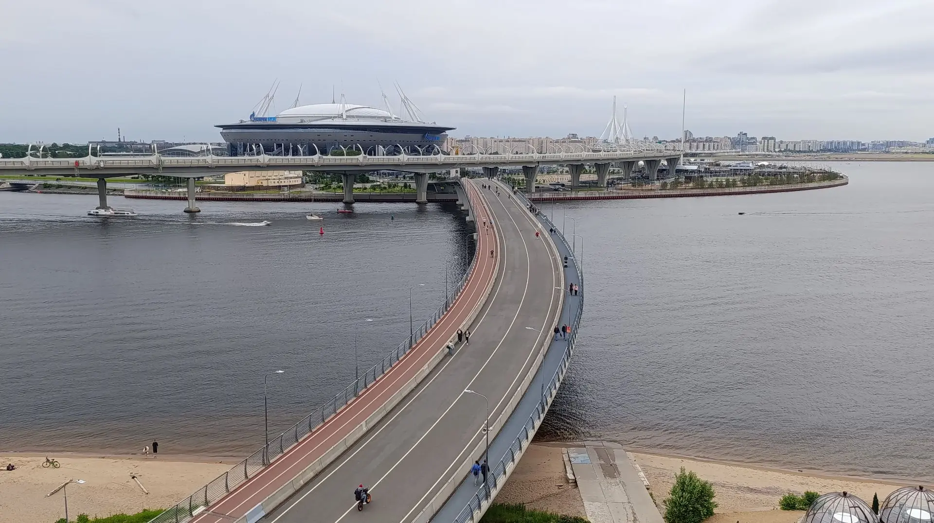 ☂️В Петербурге холодает, и на город идут короткие дождички
В Северной столице по-прежнему пахнет лет