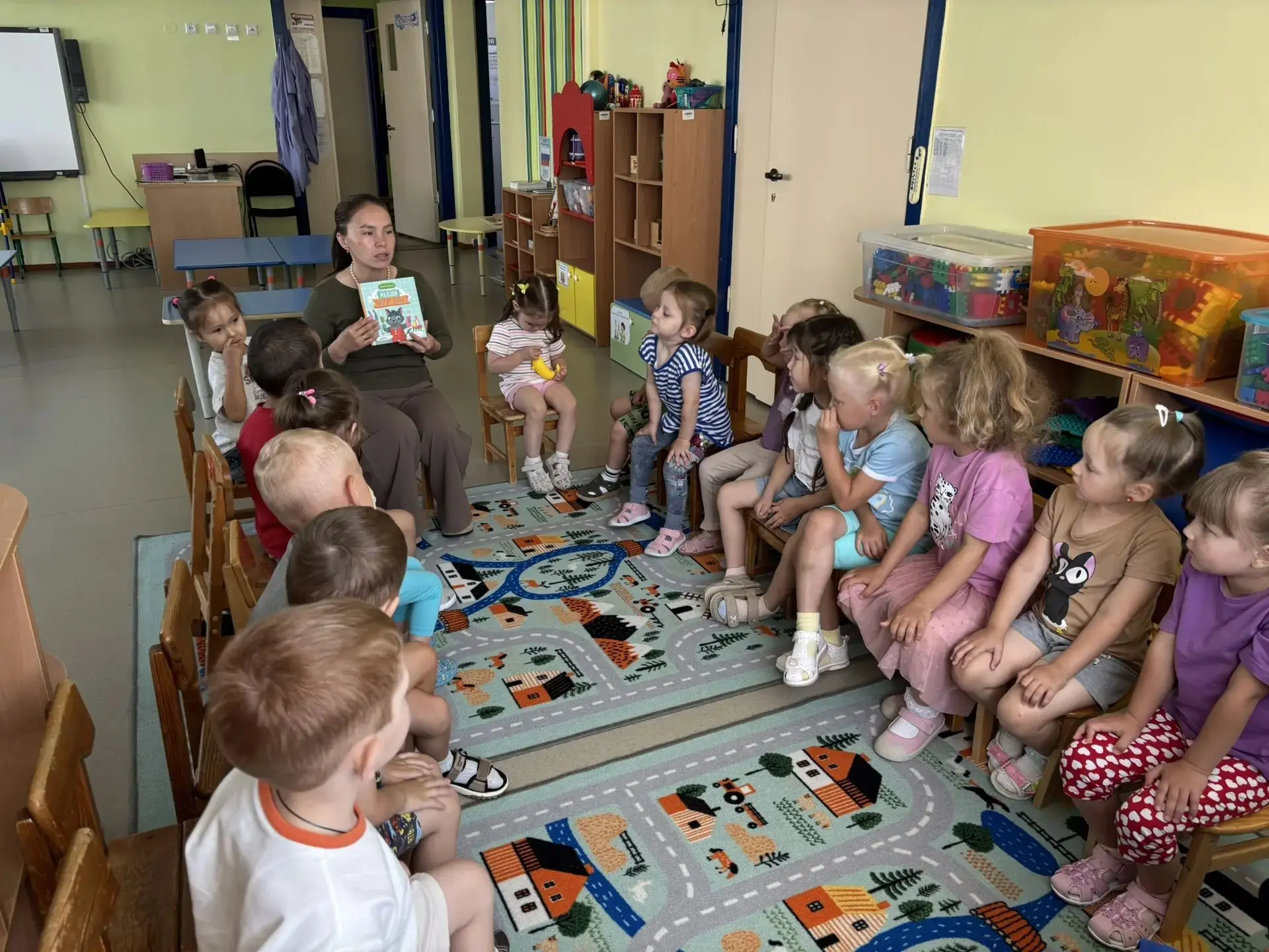 С младшими дошкольниками провели познавательную беседу о гигиене полости рта.  Обсудили...