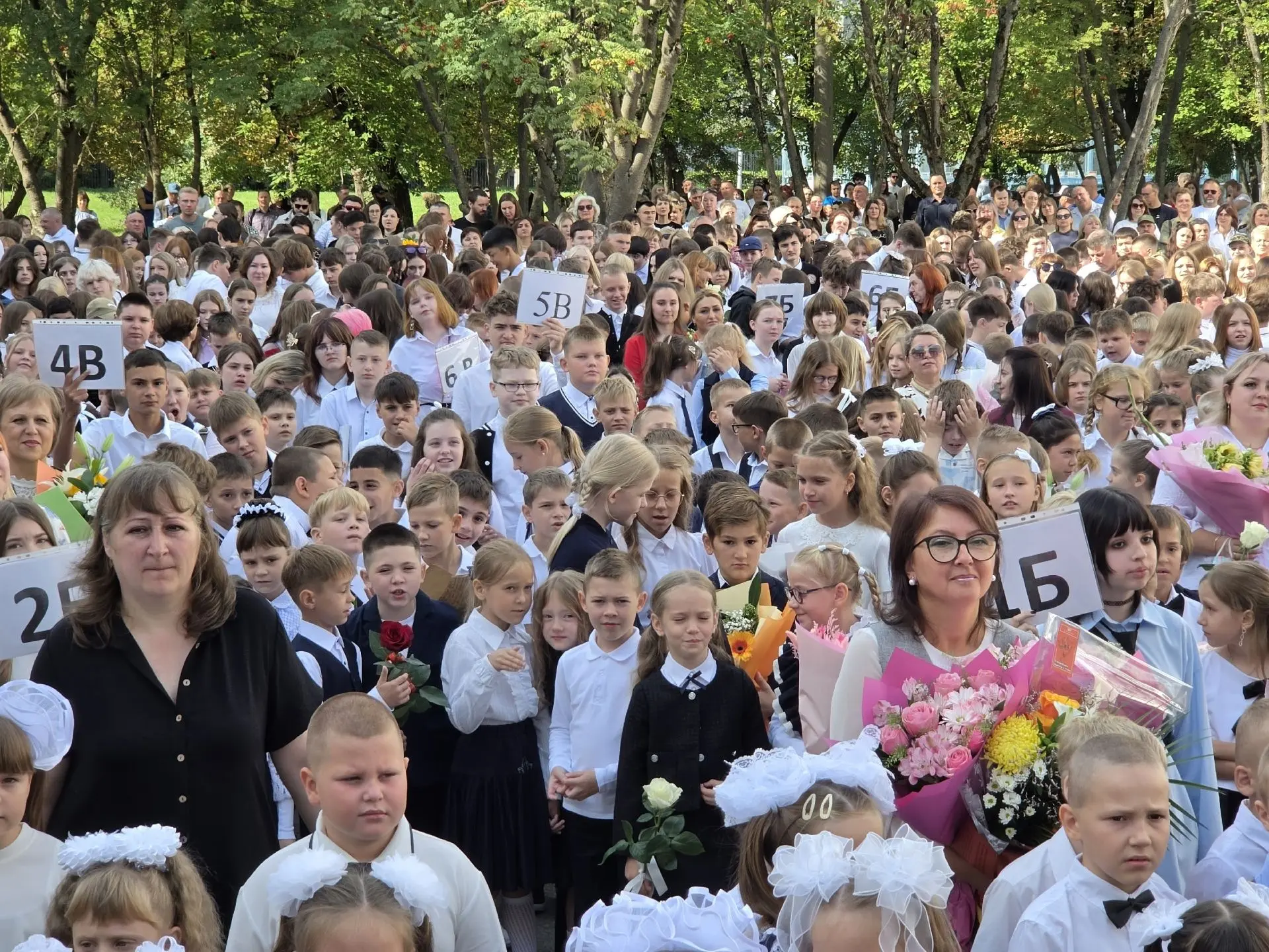 1 сентября в нашей школе прошла торжественная линейка, посвященная Дню знаний.