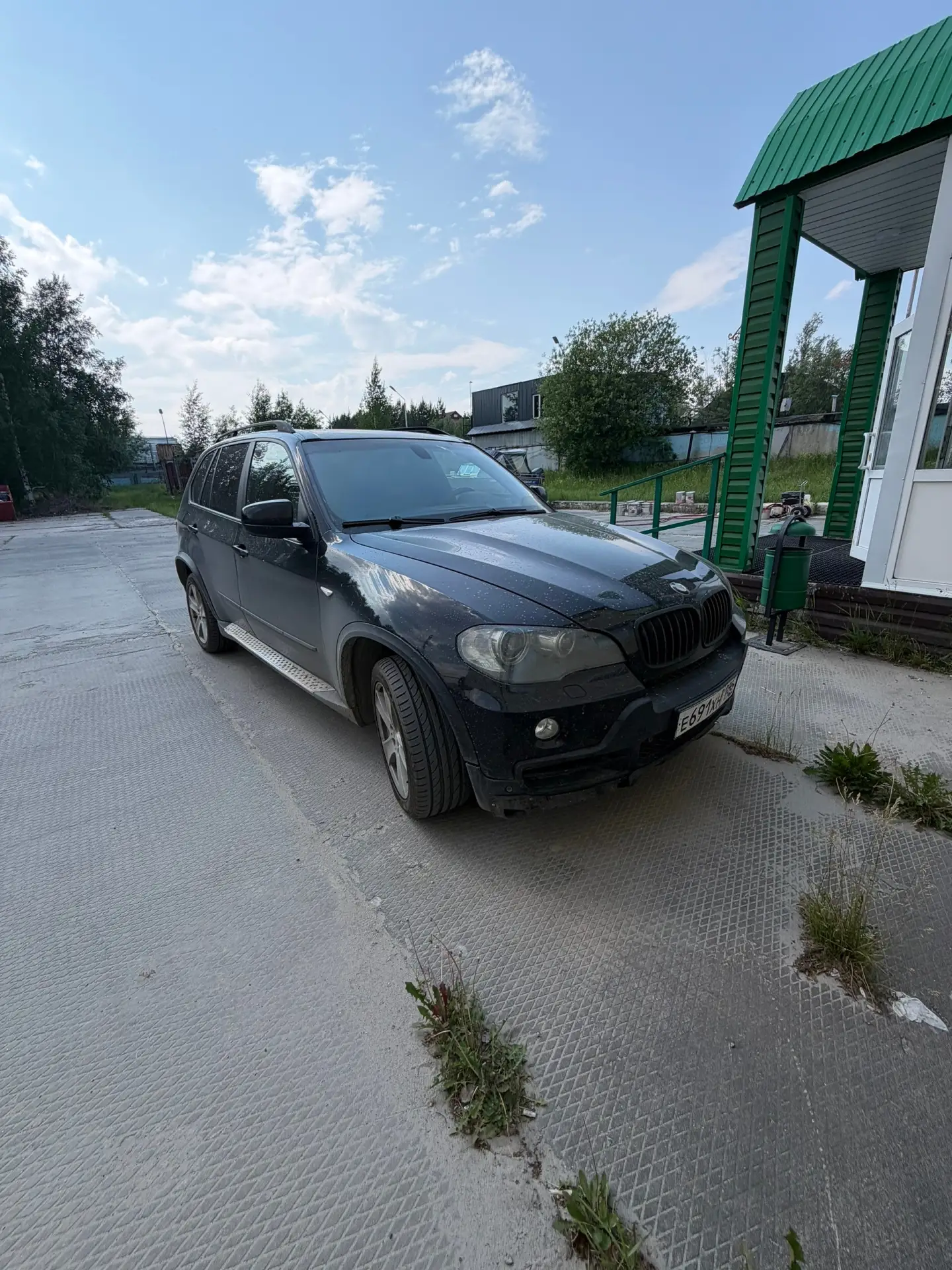 Продаю БМВ х5 е70 
На уверенном ходу 
Езжу каждый день 
Мотор 4.8 масло не ест 
Это редкость
Тянет н