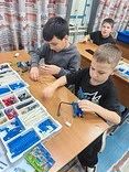 Объединение "Робототехника". На занятии дети собрали из деталей Лего зайца. Ребята вним...