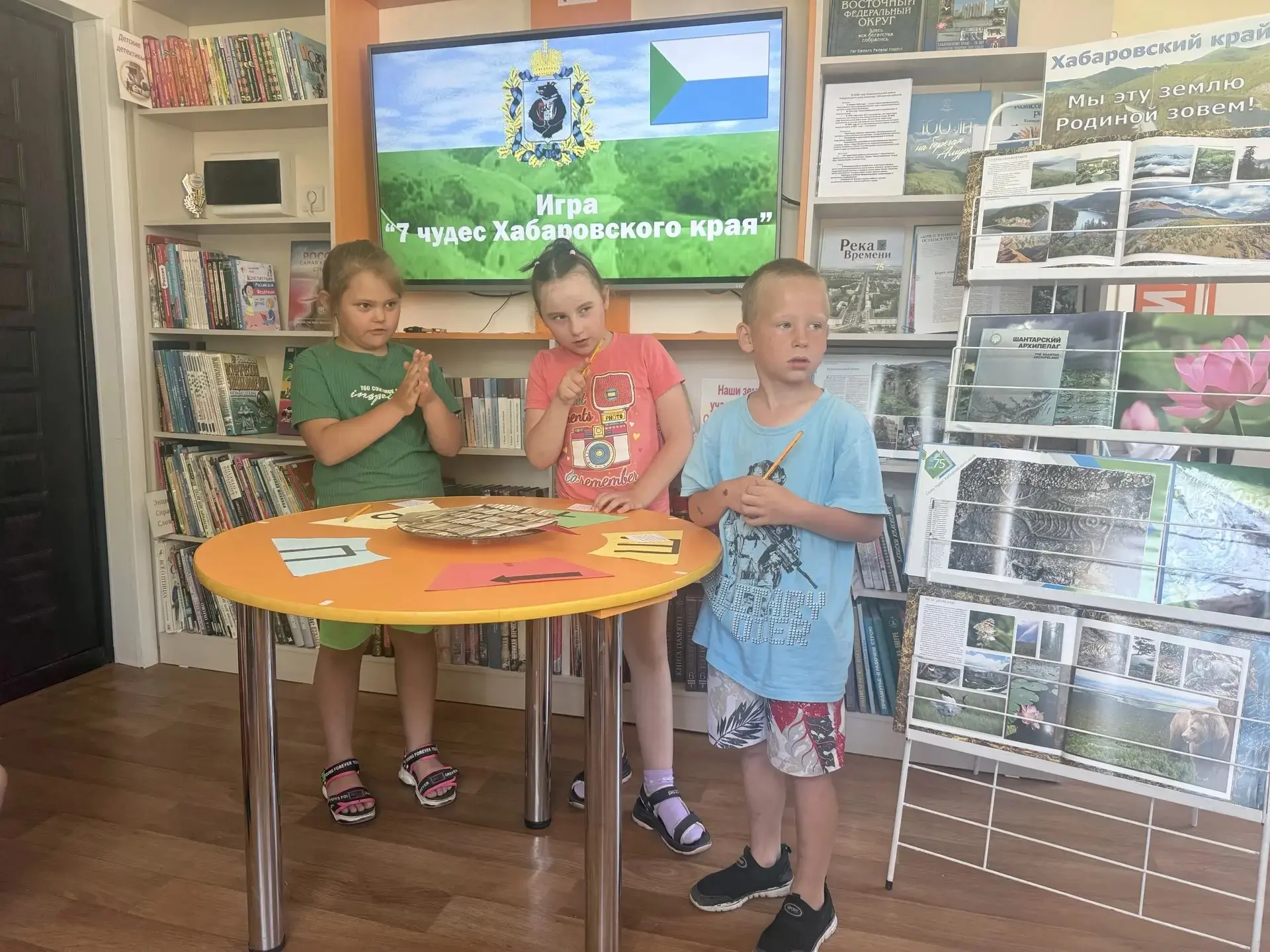 Ребята из пришкольного лагеря посетили сельскую библиотеку, где сыграли в Поле Чудес по теме «7 чуде