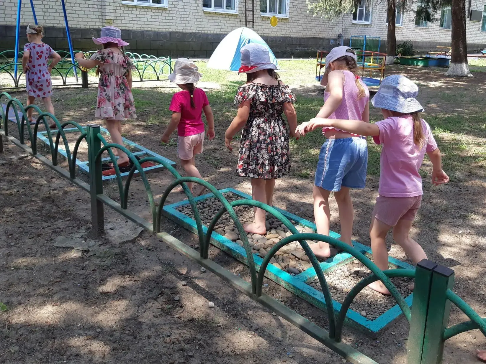 Лето — идеальный период для закаливания. Теплая погода, солнце и изобилие природных факторов позволя