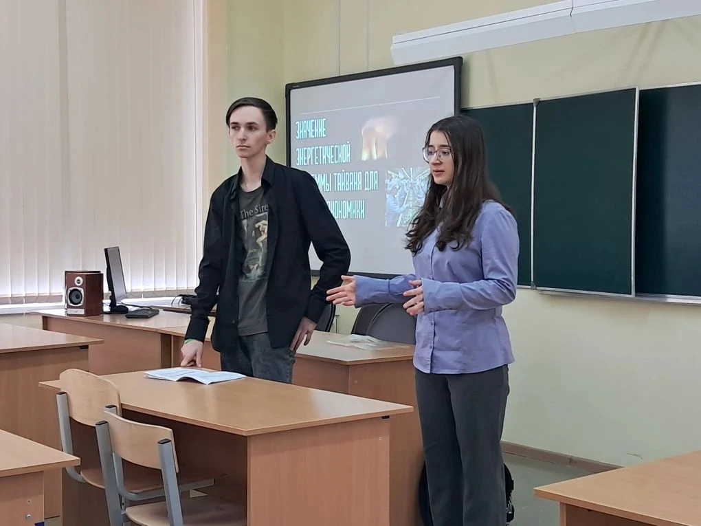 Учащиеся 11 Гуманитарного класса Пронина Юлия и Аредов Артемий провели мотивационную беседу с десяти