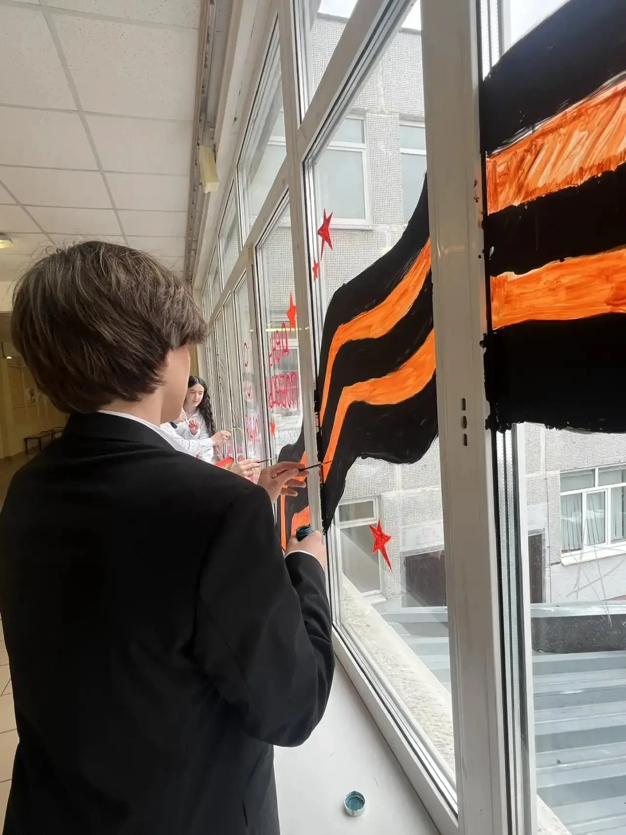📎Ученики нашего лицея приняли активное участие в акции "Наследники Победы", украсив окна школы к пра