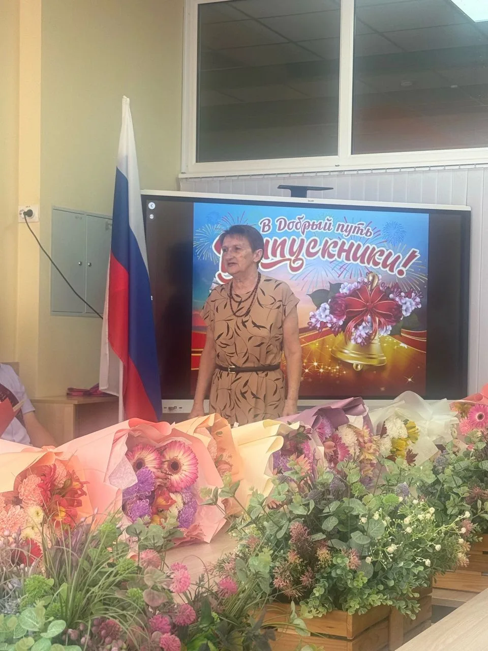 Нас разлучат, наверное, года, 
Но только память всё-таки сильнее. 
Мы не забудем школу никогда, 
Она