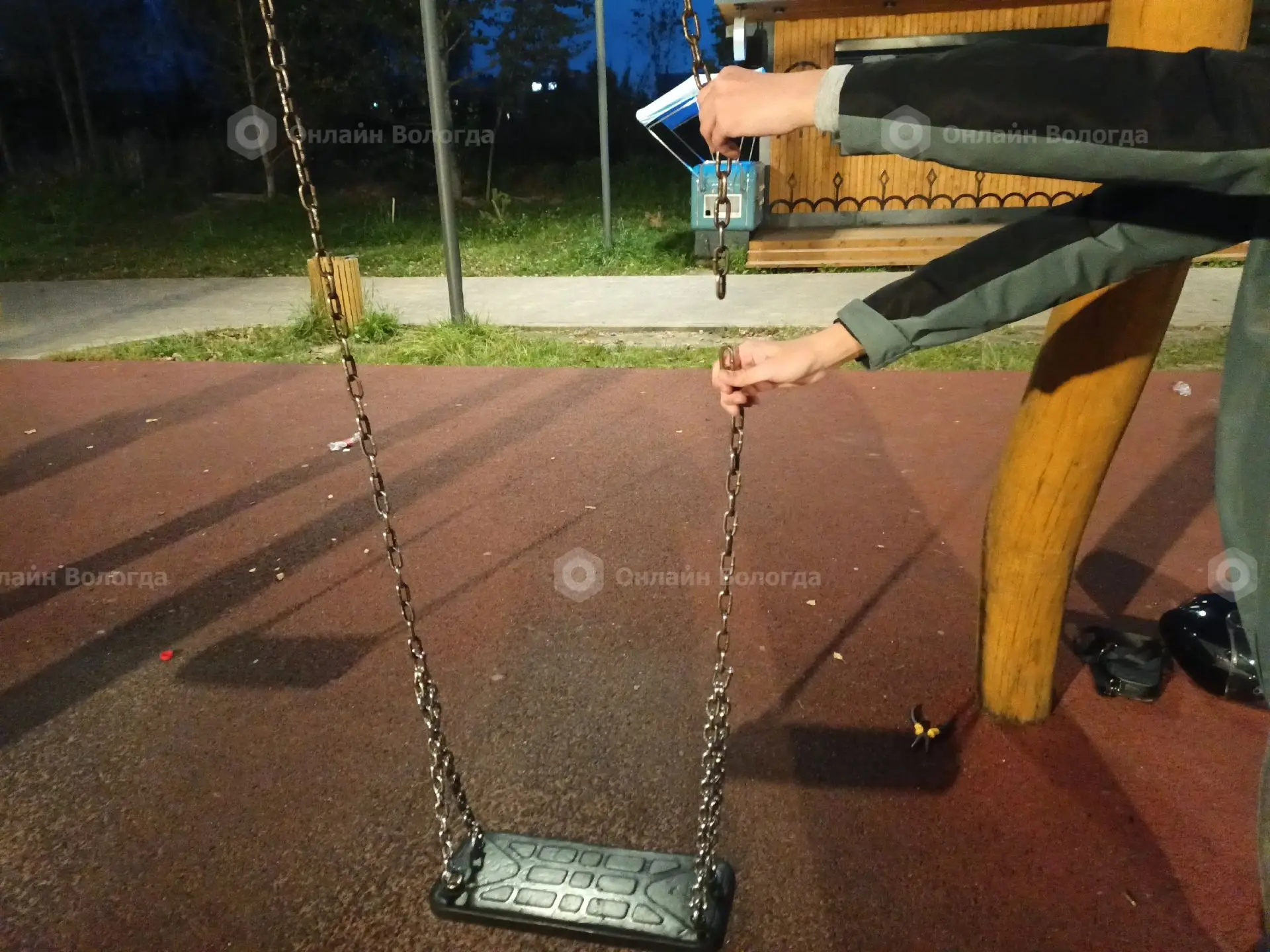 Здравствуйте, в парке евковка обломалась цепь на ржавой, левой качели.