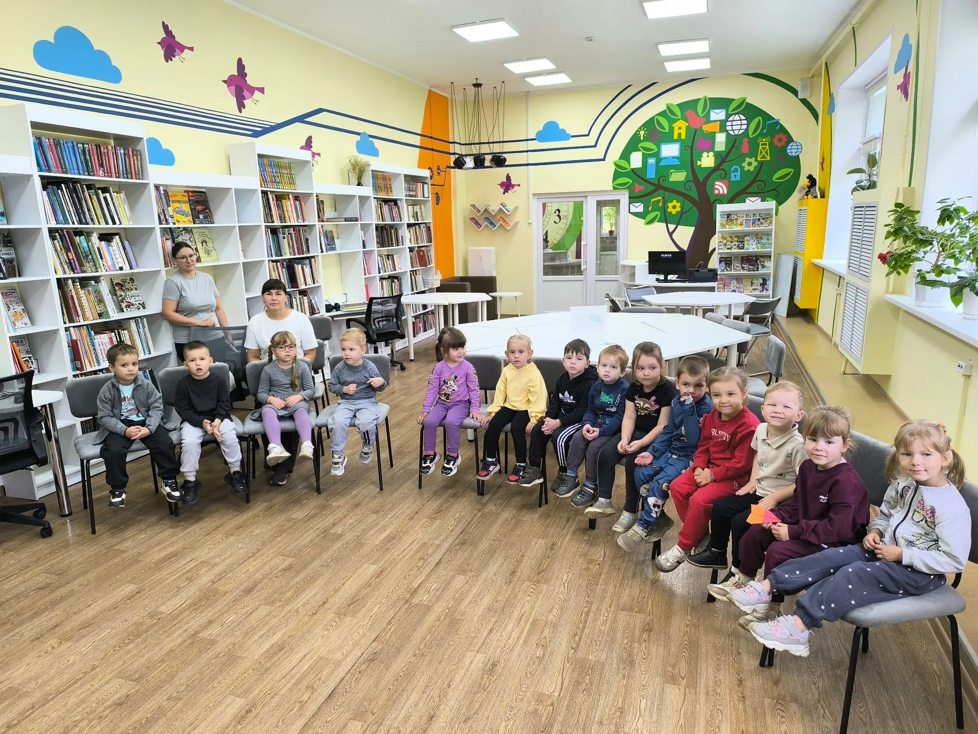 На уроке безопасности «Знакомьтесь: светофор!» в детской библиотеке имени Н. И. Марихин...