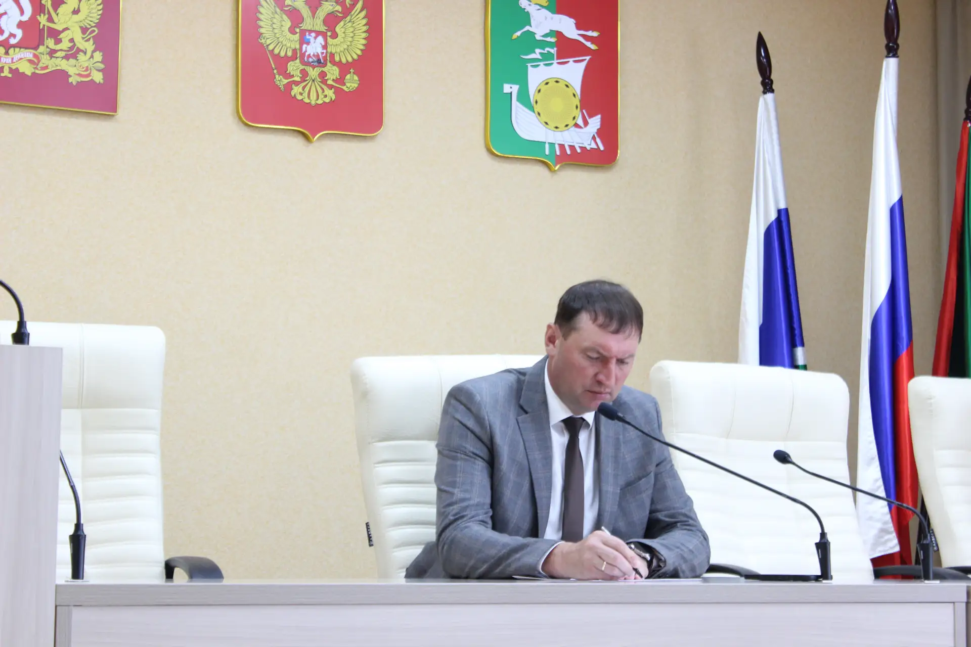 Провел внеплановое заседание комиссии по предупреждению и ликвидации чрезвычайных ситуа...