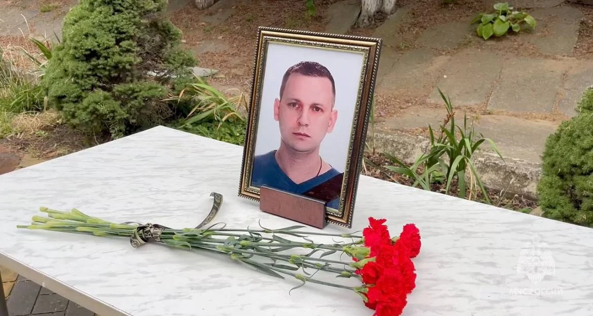 Медаль «За отвагу» передали семье водолаза, погибшего во время сбора мазута в Благовеще...