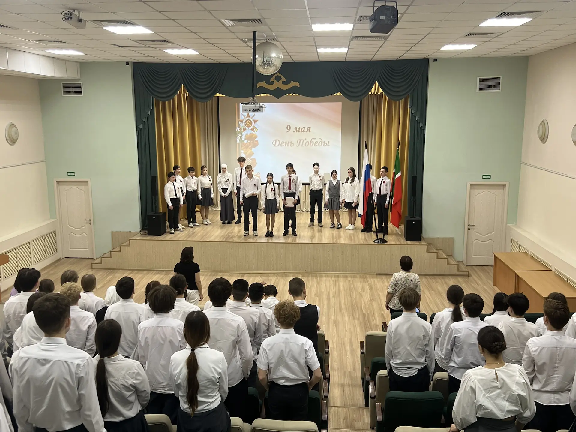 🎗️Бөек Җиңүнең 81 еллыгы алдыннан безнең гимназиядә 8 нче сыйныф укучылары өчен линейка үтте. Укучыл