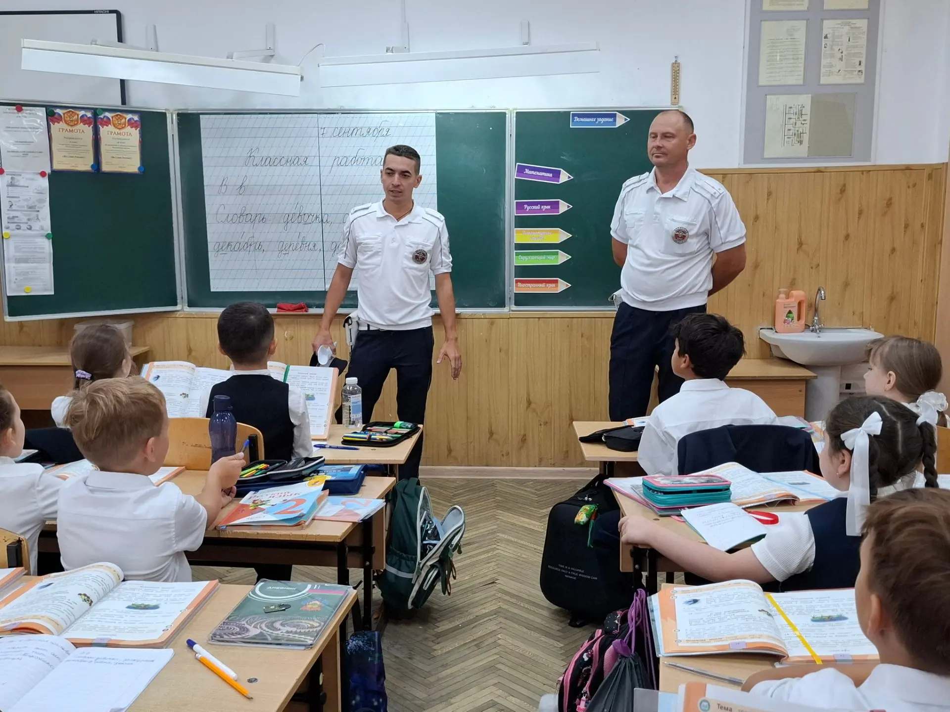 Сегодня инспекторы ДПС провели профилактическую беседу с учащимися, в ходе которой  реб...