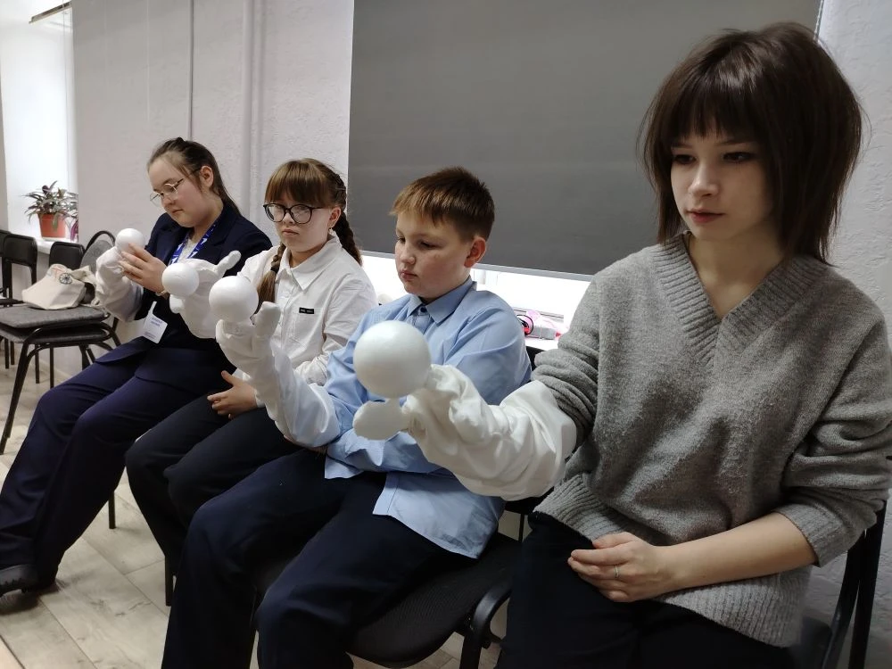 На очередном занятии по проекту "Музейный кукольный театр "Ятэ-Отэ" учились управлять к...