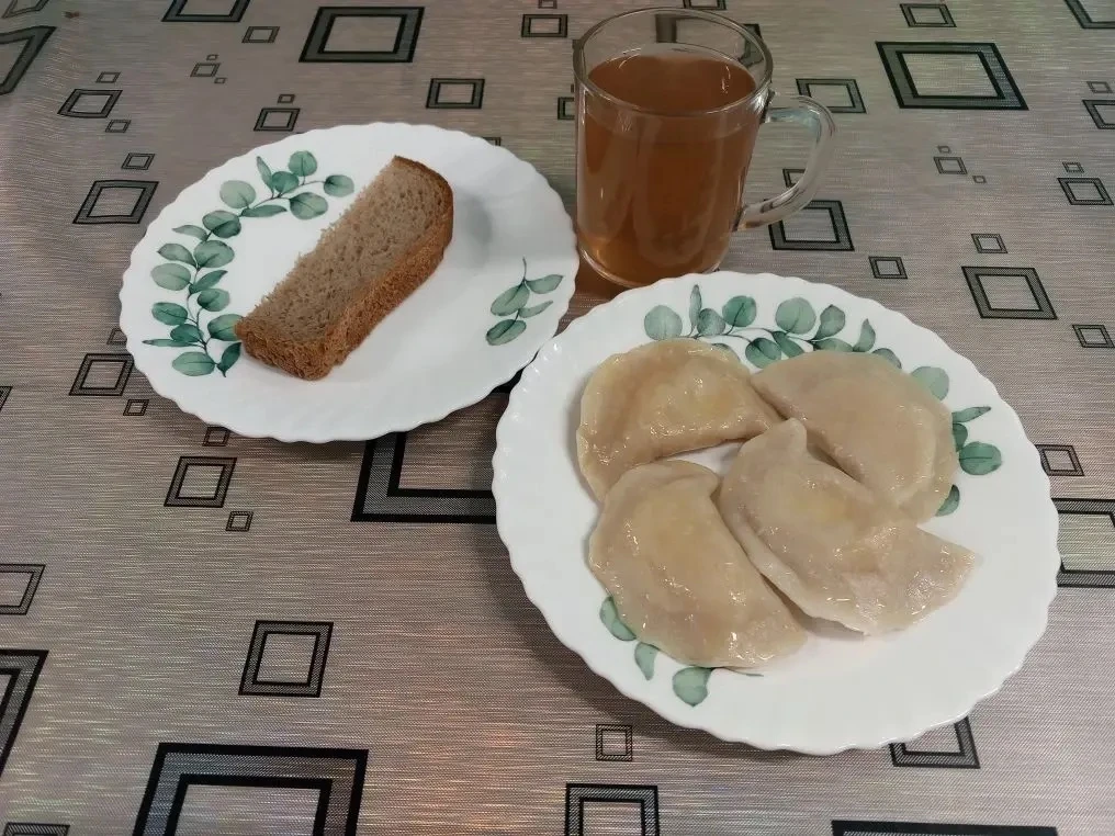 На ужин вареники с картошкой,чай и хлеб)