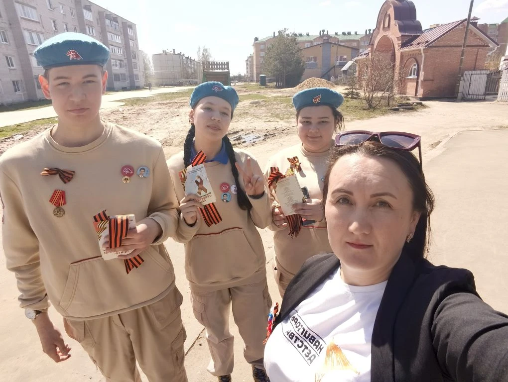 🎗️ В нашем посёлке Руэм продолжается акция "Георгиевская лента"! 🎗️  Сегодня юнармейцы 10Б класса  с