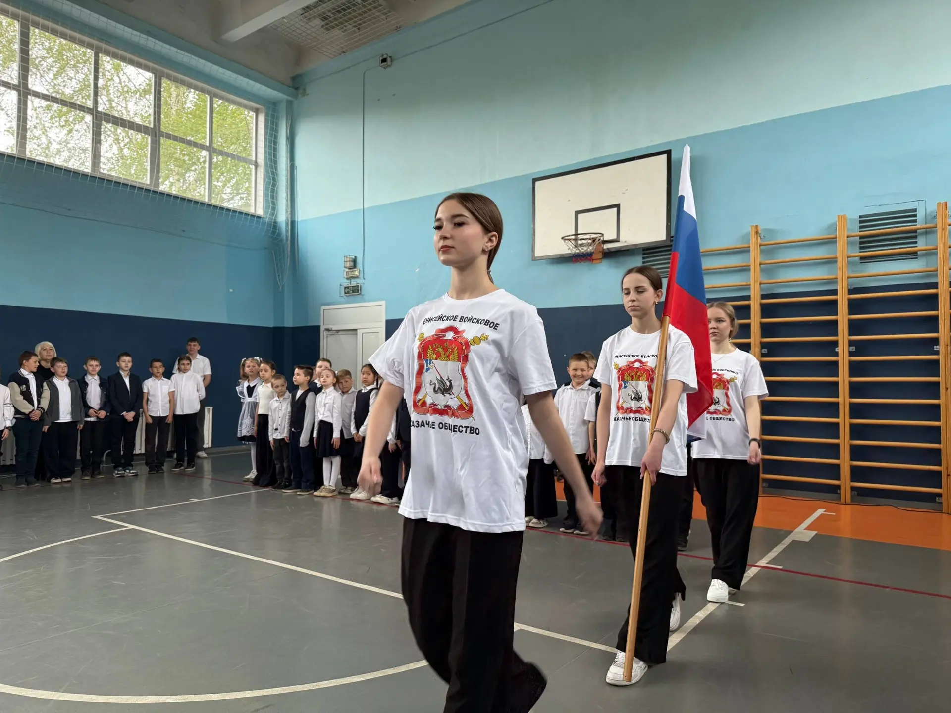 Сегодня продолжились торжественные линейки, посвященные окончанию учебного года!📚

Учеников нашей ш