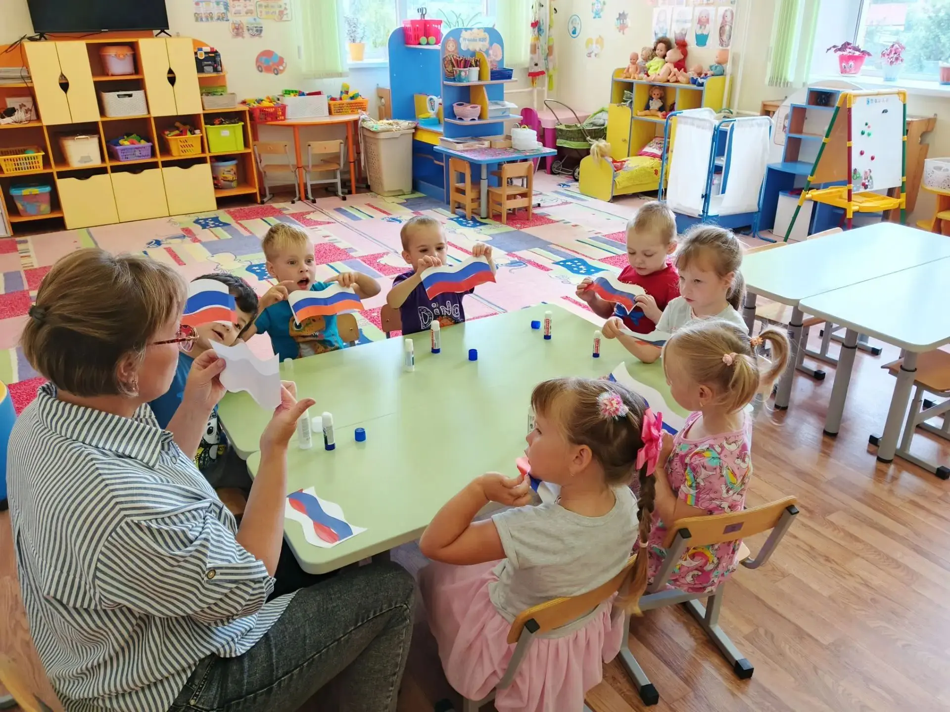 Вторая младшая группа "Светлячки"выполнили аппликацию флаг России 🇷🇺 и приняли участи...