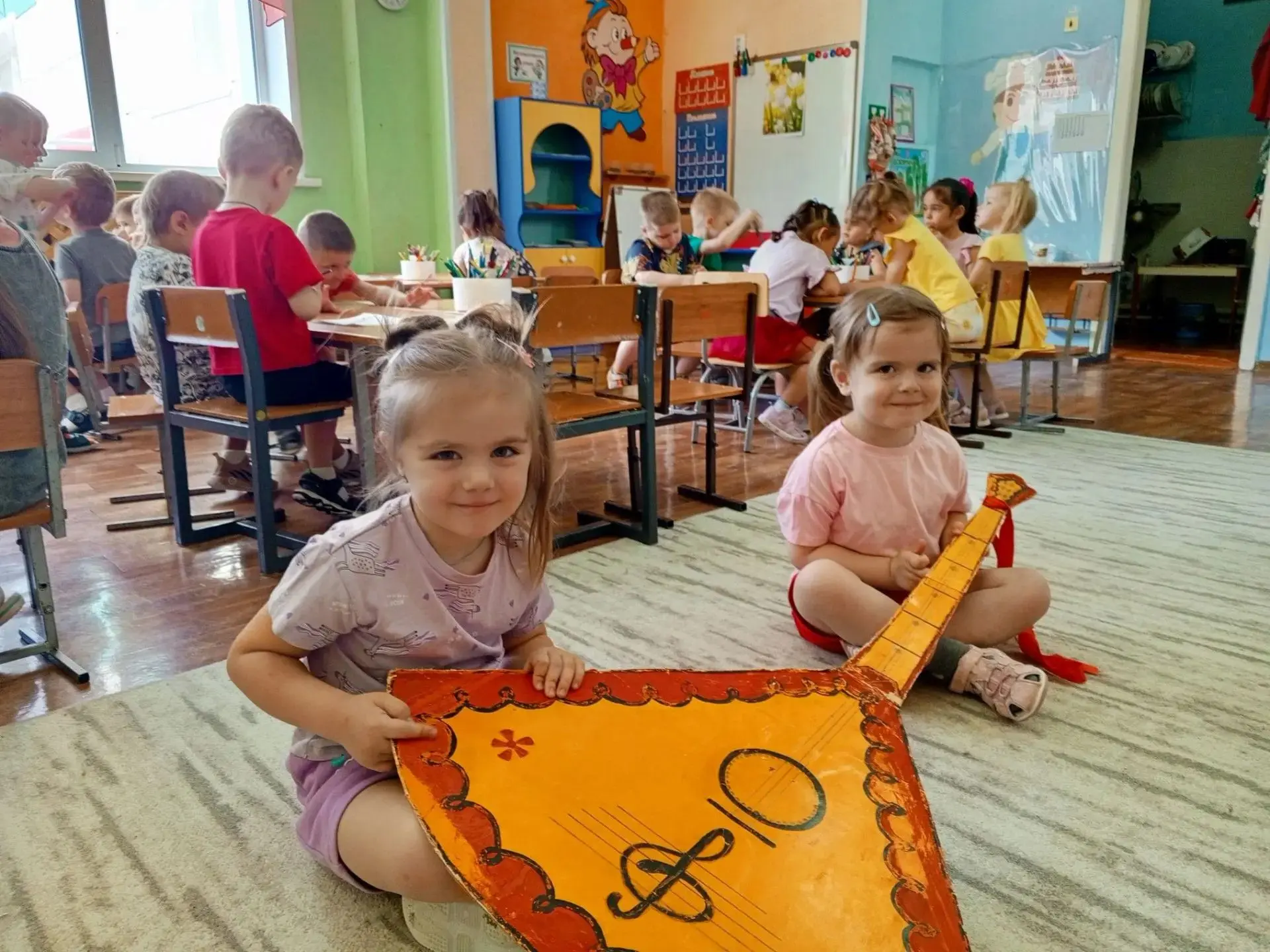Всем известна на Руси, хоть кого о ней спроси! У нее лишь три струны, но она - любовь страны✨
 23 ию
