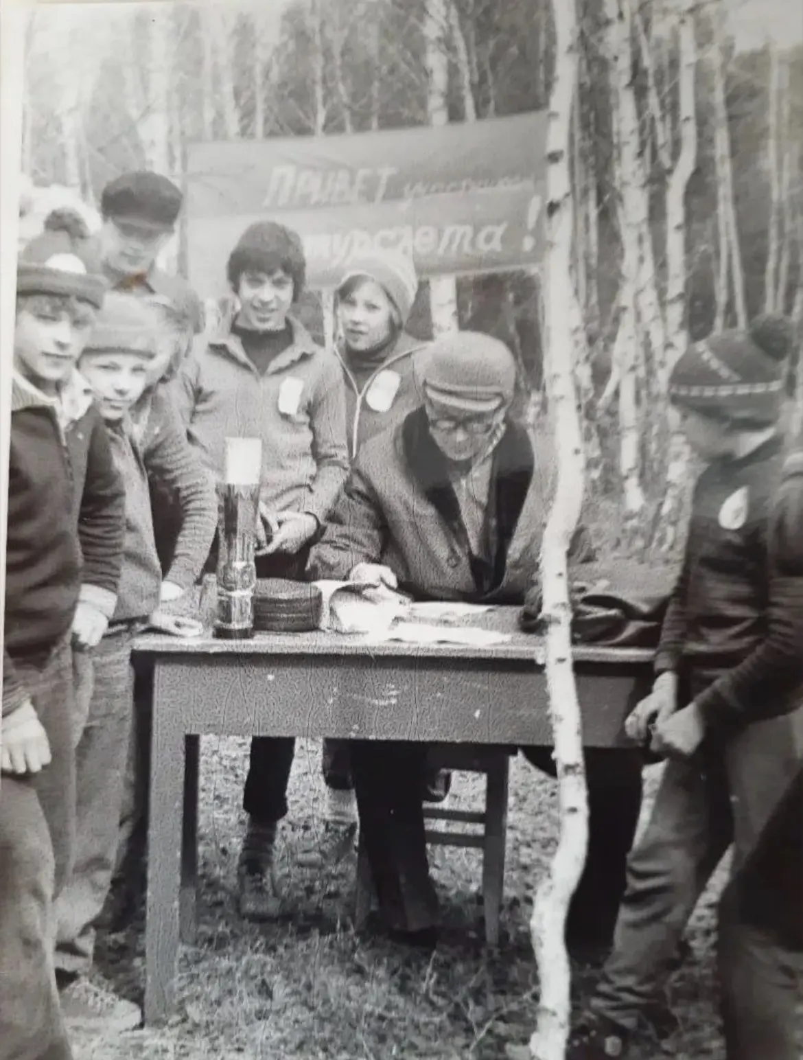 НАВСТРЕЧУ ЮБИЛЕЮ  Листая книги приказов  1971 г. состав знаменной группы: Голиков М., Бушкова Н., Ка