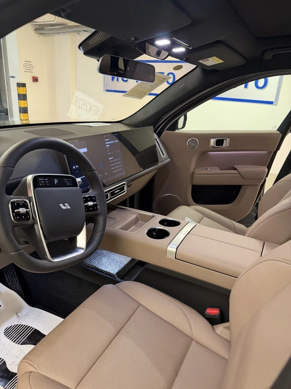 Li Auto L7 1.5 AT, 2025  ULTRA 

🔘 Описание: 
✅ Диски R21
✅ Зарядная станция
✅ Комплект ковров 
✅ 3