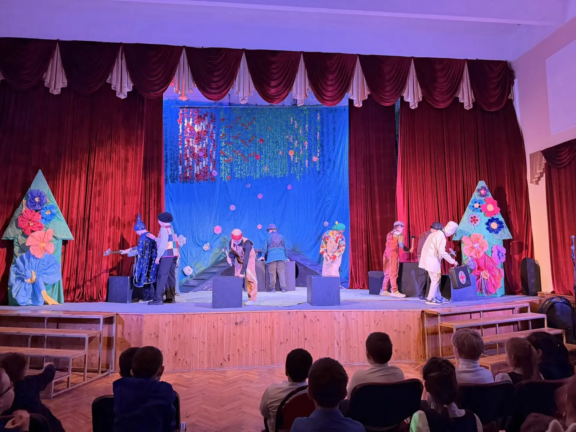 🎭 Прощание с Азбукой и тёплые поздравления!  📍В пятницу в нашей школе царила по-настоящему праздничн
