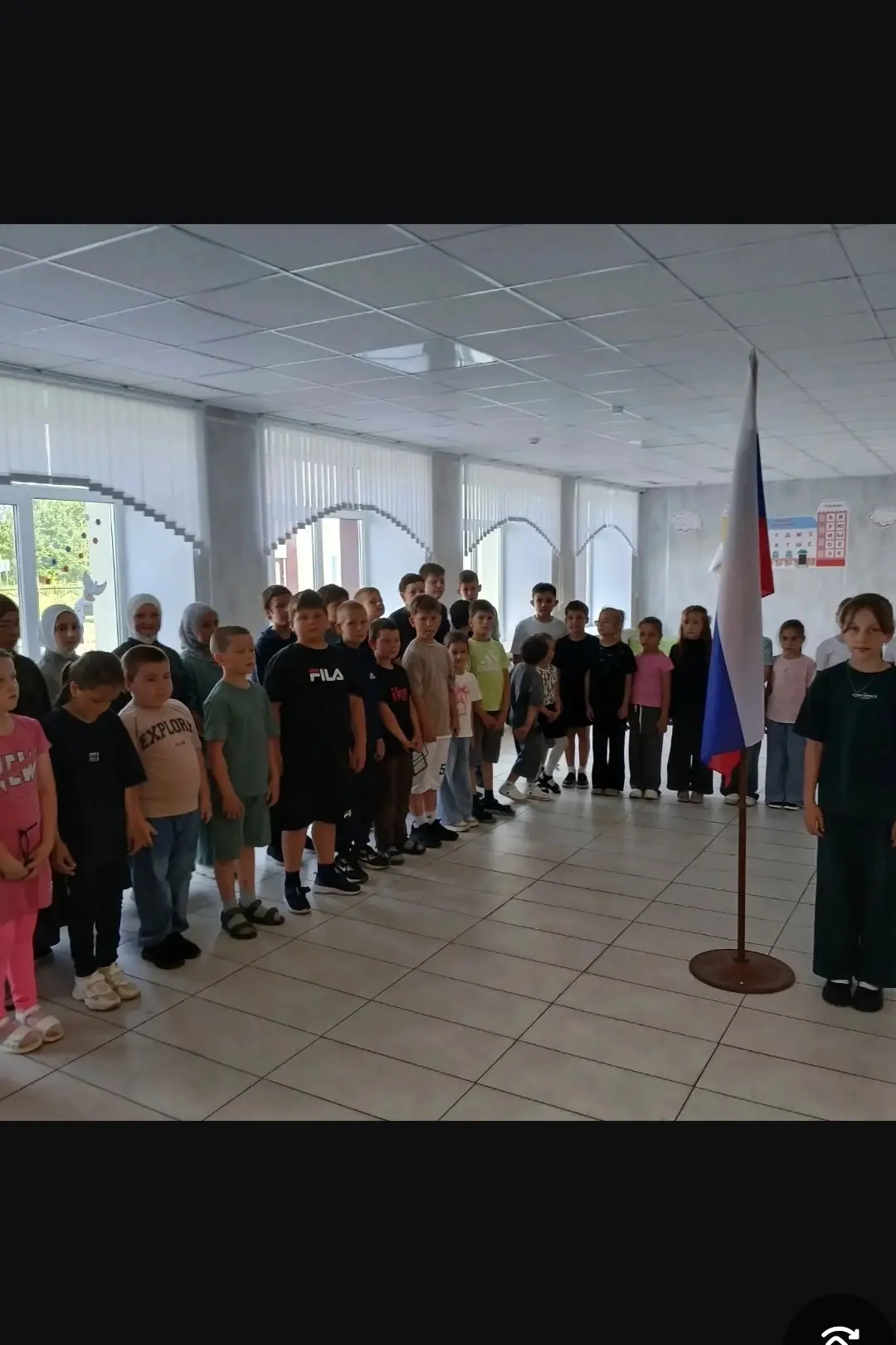 В преддверии праздника " День России" прошла торжественная церемония поднятия флага Российской Федер
