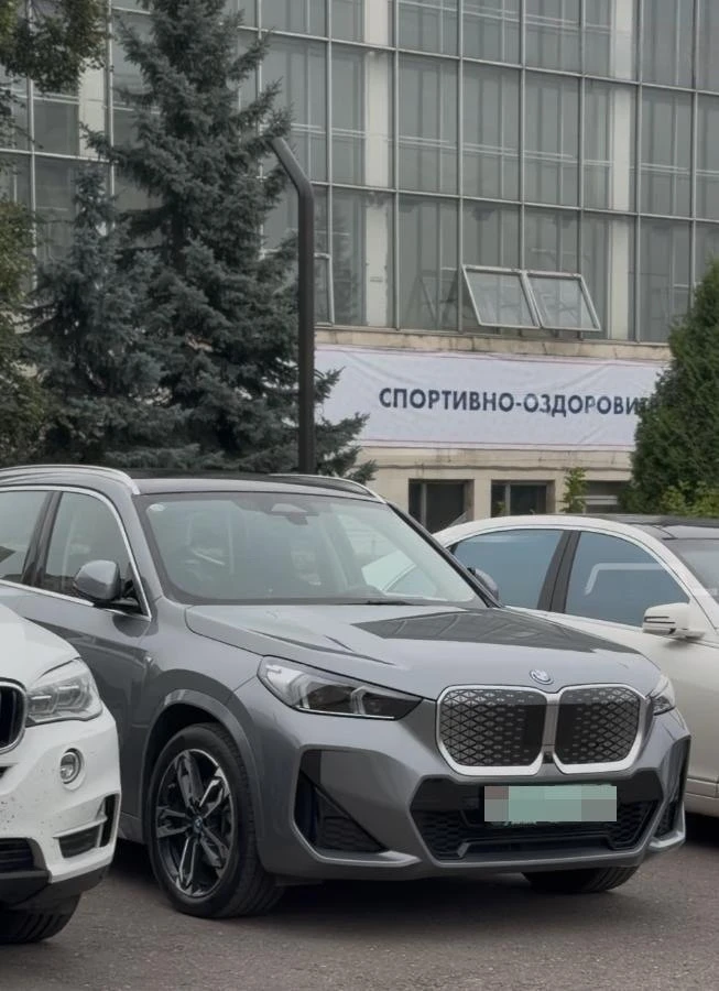 Студенты МГУ также приезжают на пары на Bentley, Lamborghini Urus и Mercedes-Benz G-Cla...