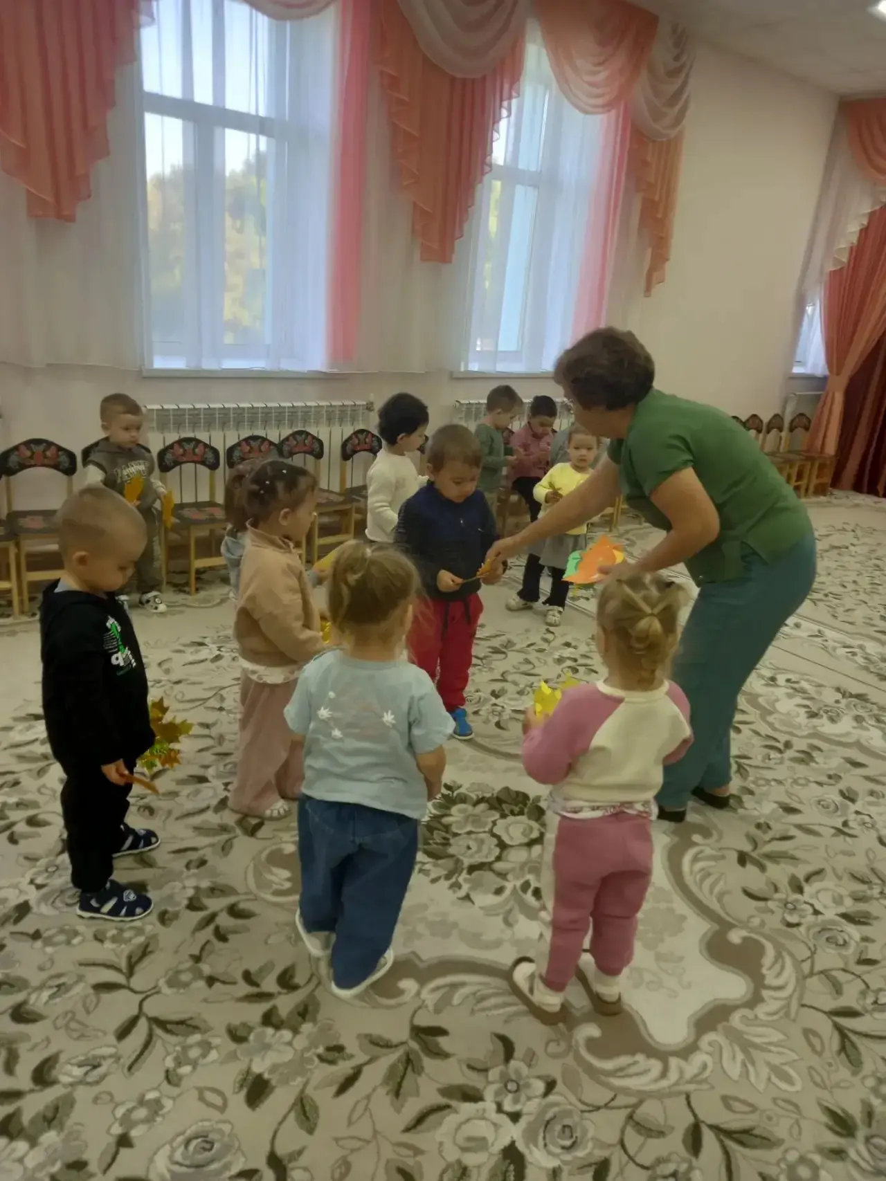 Икенче кече яшьтәгеләр төркемендә музыка шөгыле.