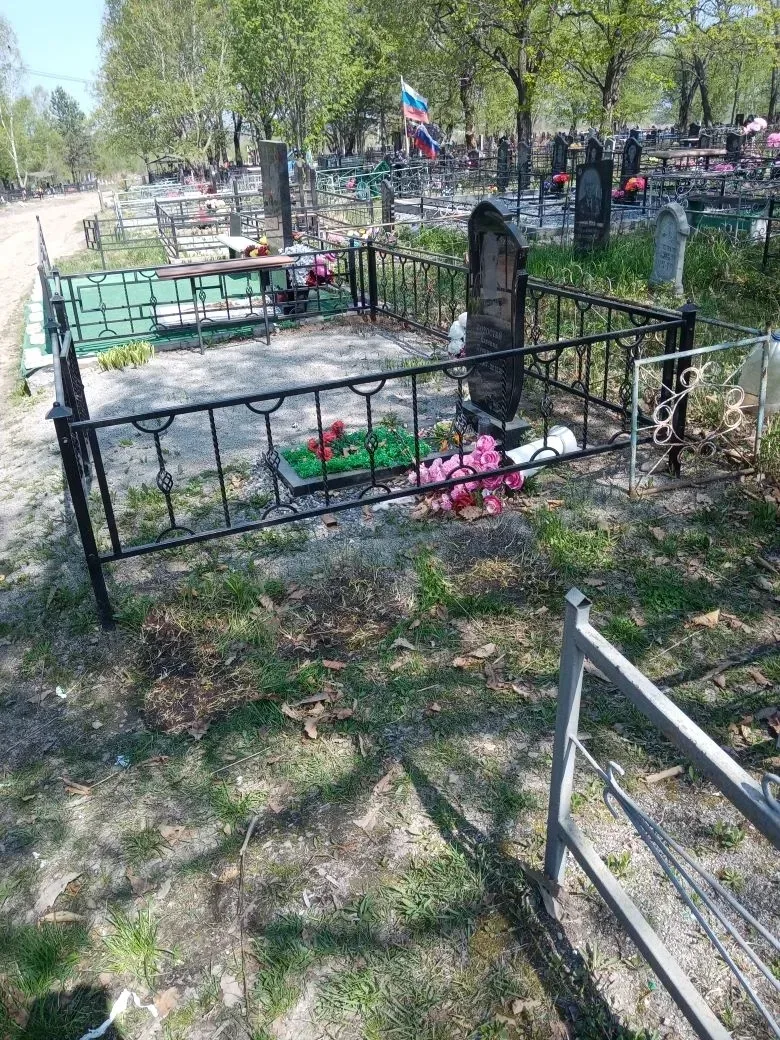 На кладбище по Курской: ✔️ убрали мусор; ✔️ спилили аварийные деревья, которые могли представлять оп