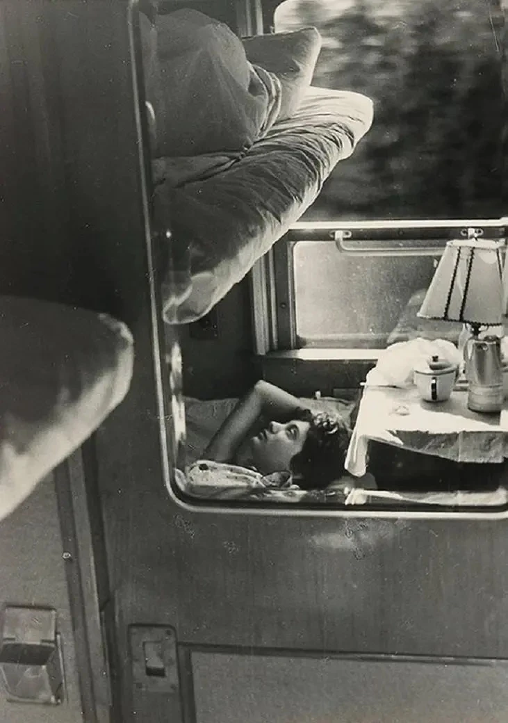 В вагоне купе и с открытым окном, 1950-е