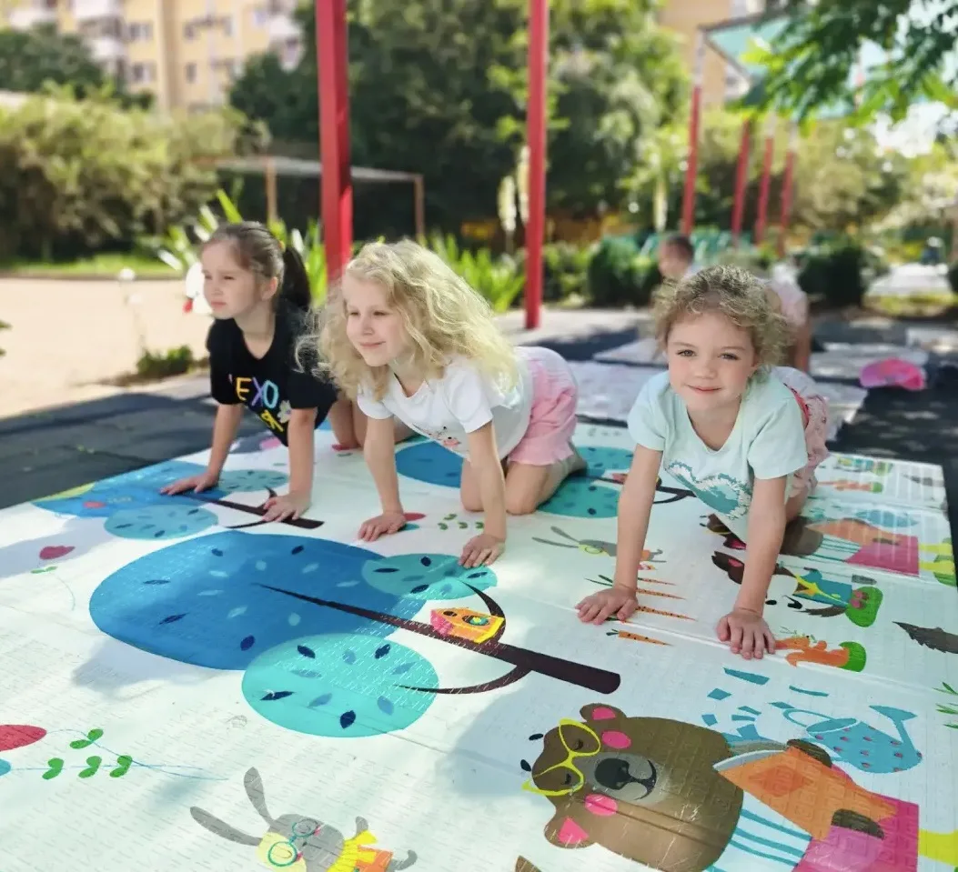 Вундеркинды в деле! 💪🏻 
☀️ Гимнастика на свежем воздухе — дыхательные упражнения и минутка релакса