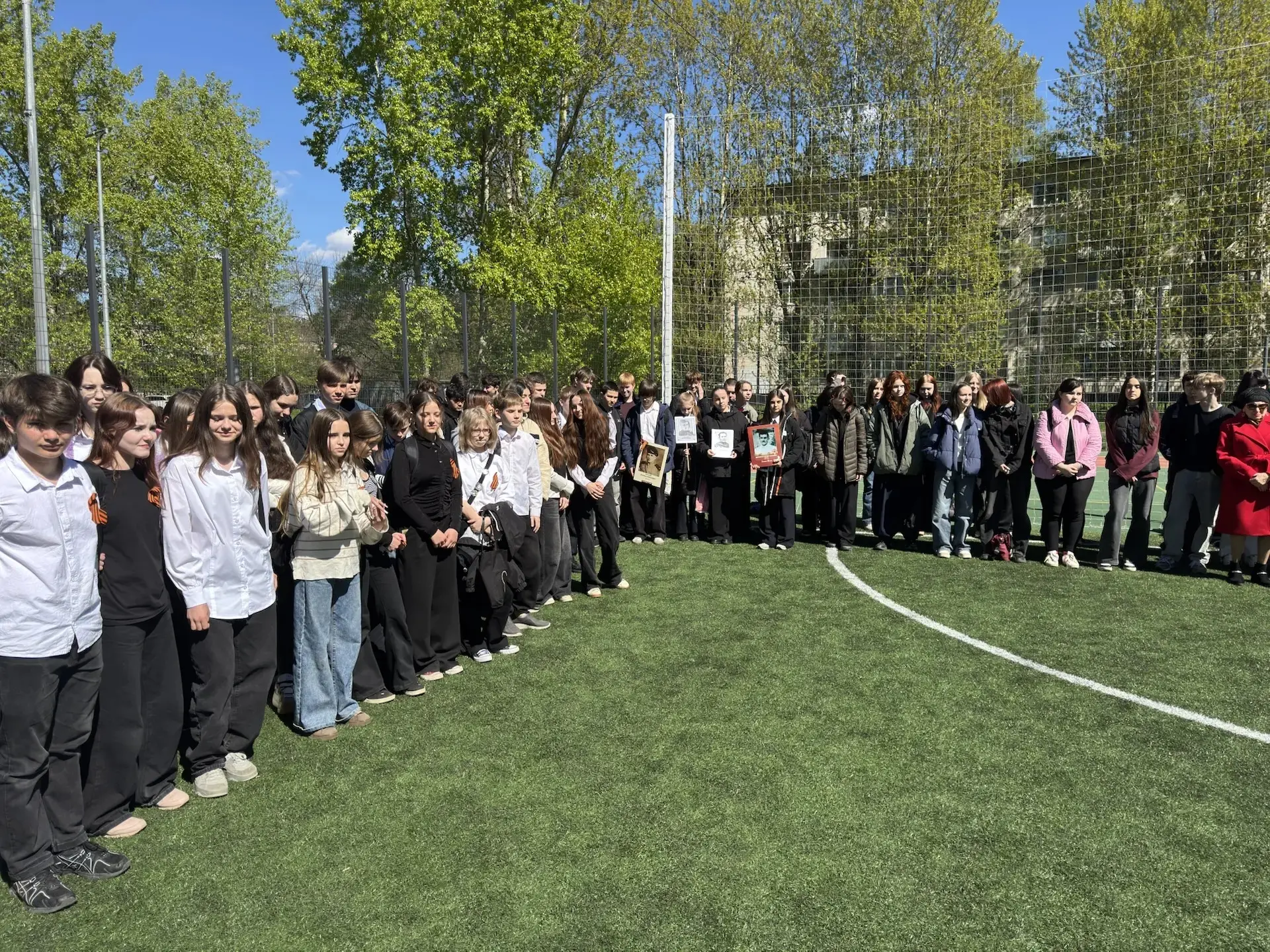 🎖️ Сегодня в нашей 350-й школе прошла торжественная линейка, посвящённая Дню Победы! 🎖️  С самого ут