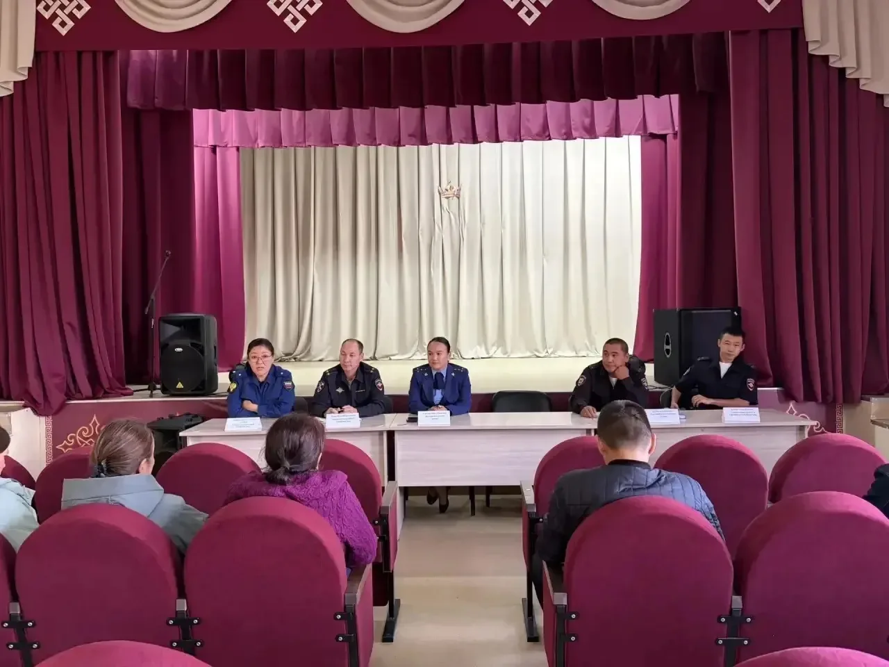 Прокурор Каа-Хемского района Чейнеш Апан-оол провела сходы граждан в селах Бояровка и Д...