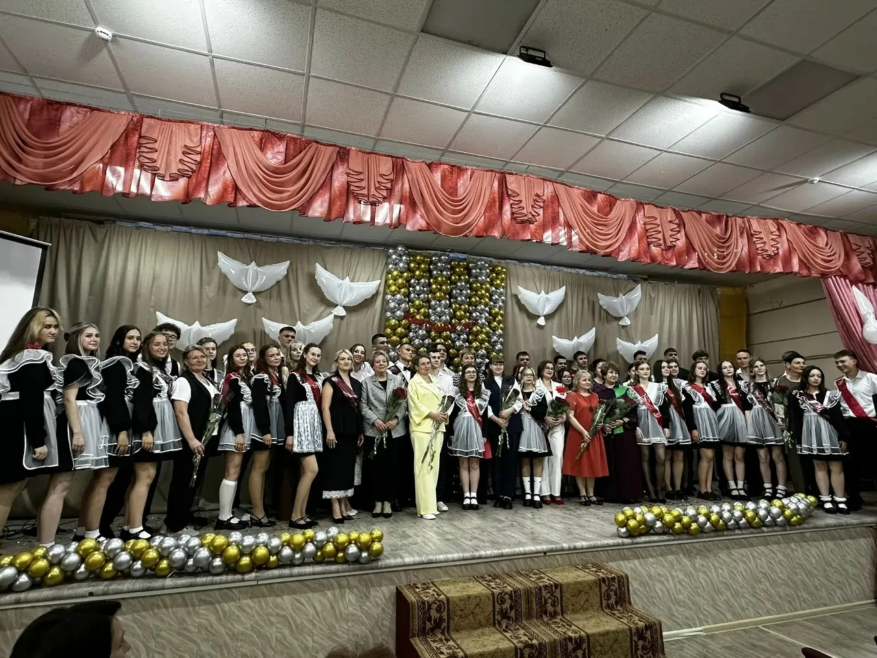 Позади последние уроки,  И немного грусть таится в вас,  Не такими строгими с порога  Вдруг учителя 
