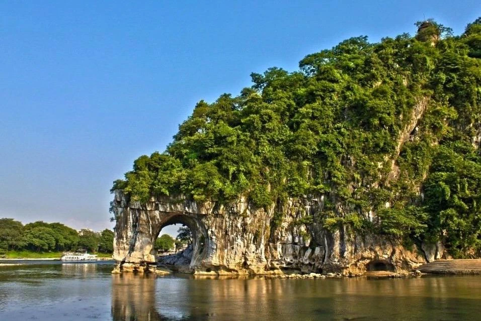 Гуйлинь, Китай 🇨🇳  🔹 Гуйлинь - город, получивший широкую известность благодаря необыкновенным, почти