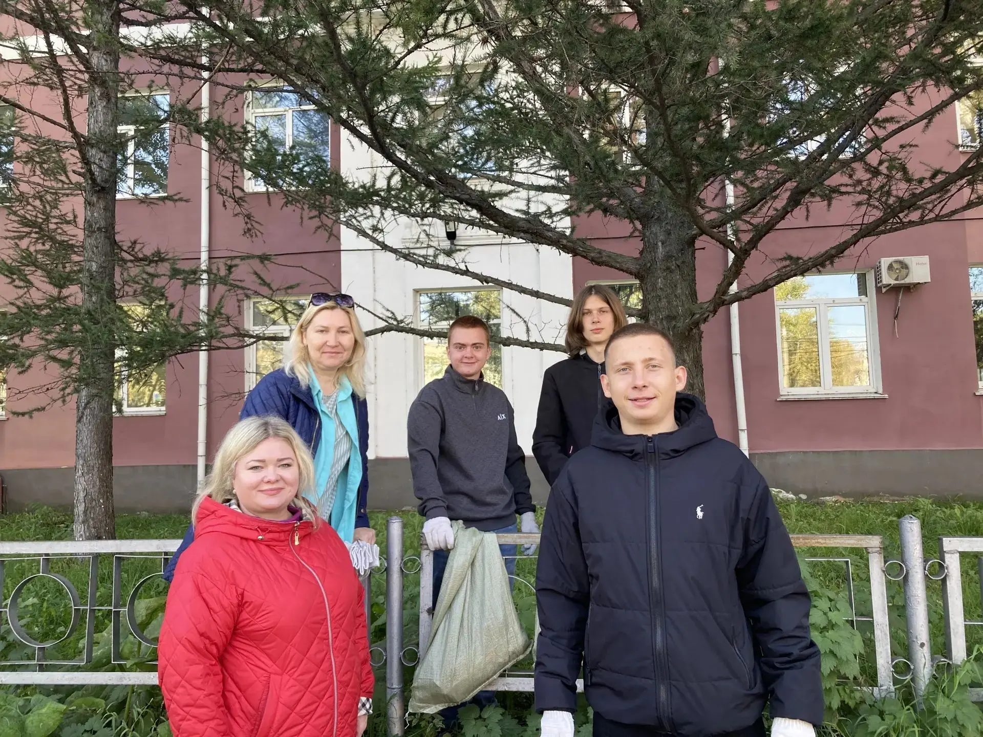 В краевом субботнике приняли участие студенты нашего колледжа. На фото студенты групп: ...