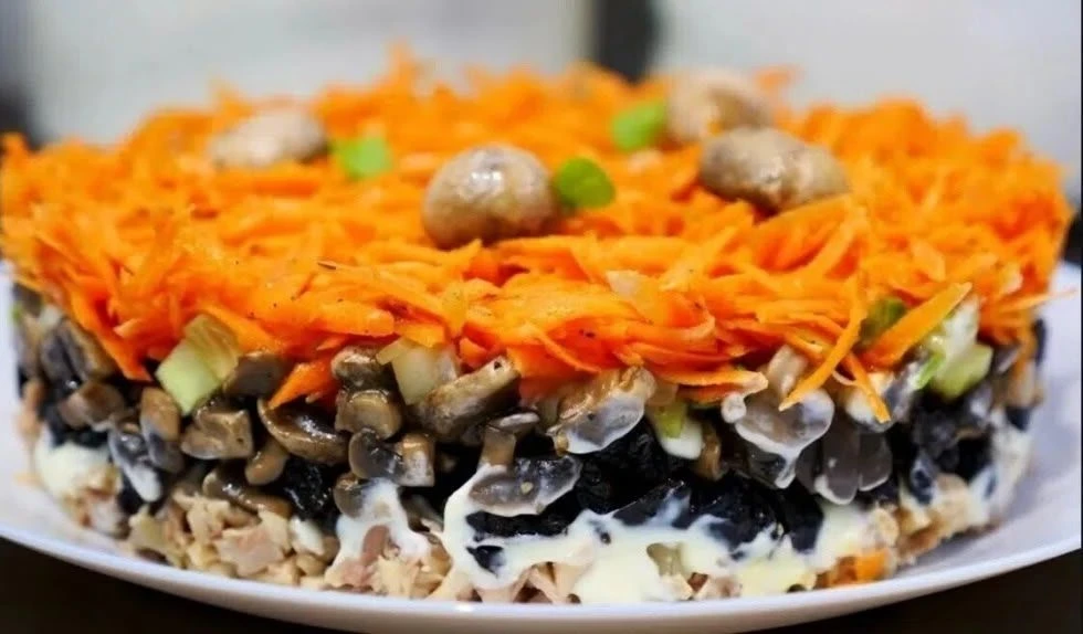 Салат "Лисичка" Для этого нам понадобится: Куриное отварное мясо - 300 гр Грибы - 200 гр Огурец - 2 