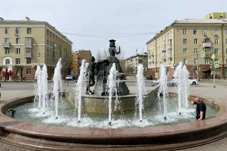 В Красноярске ремонтируют фонтаны

• «Арлекин и Коломбиана» напротив Театра юного зрителя.
• «Гейзер