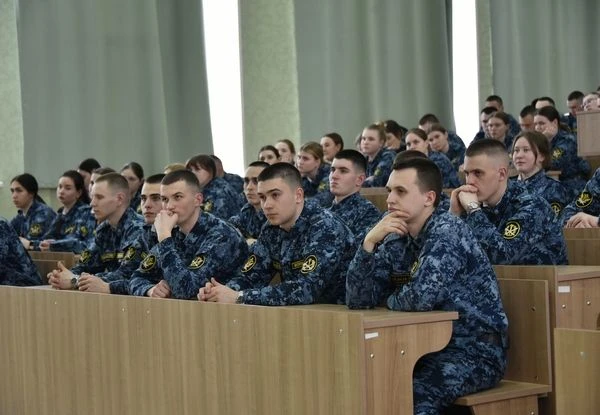 Курсантам академии рассказали, как не стать жертвой мошенников  В современном мире мошенничество при