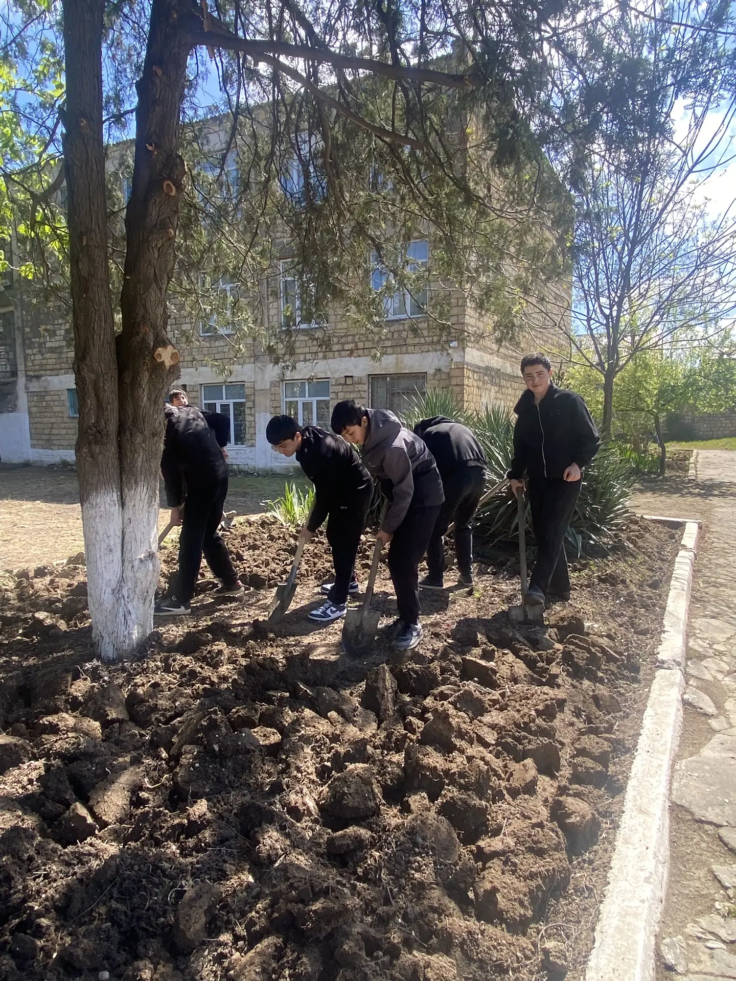 В рамках проведения общегородского субботника обучающиеся и педагоги нашей школы приняли активное уч
