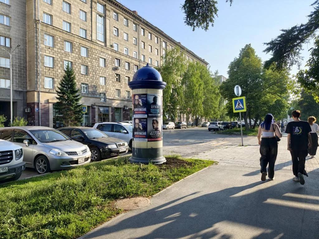 В Новосибирске обновляют афишные тумбы. Вместо бетонных цилиндров – современные констру...