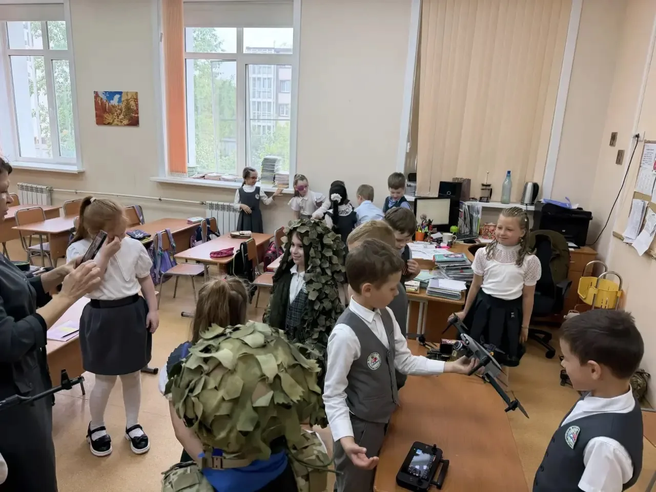 🚁 Сегодня у нас был особенный гость!  В класс 1.7 заглянул выпускник Инны Ивановны Писаревой — Марк 