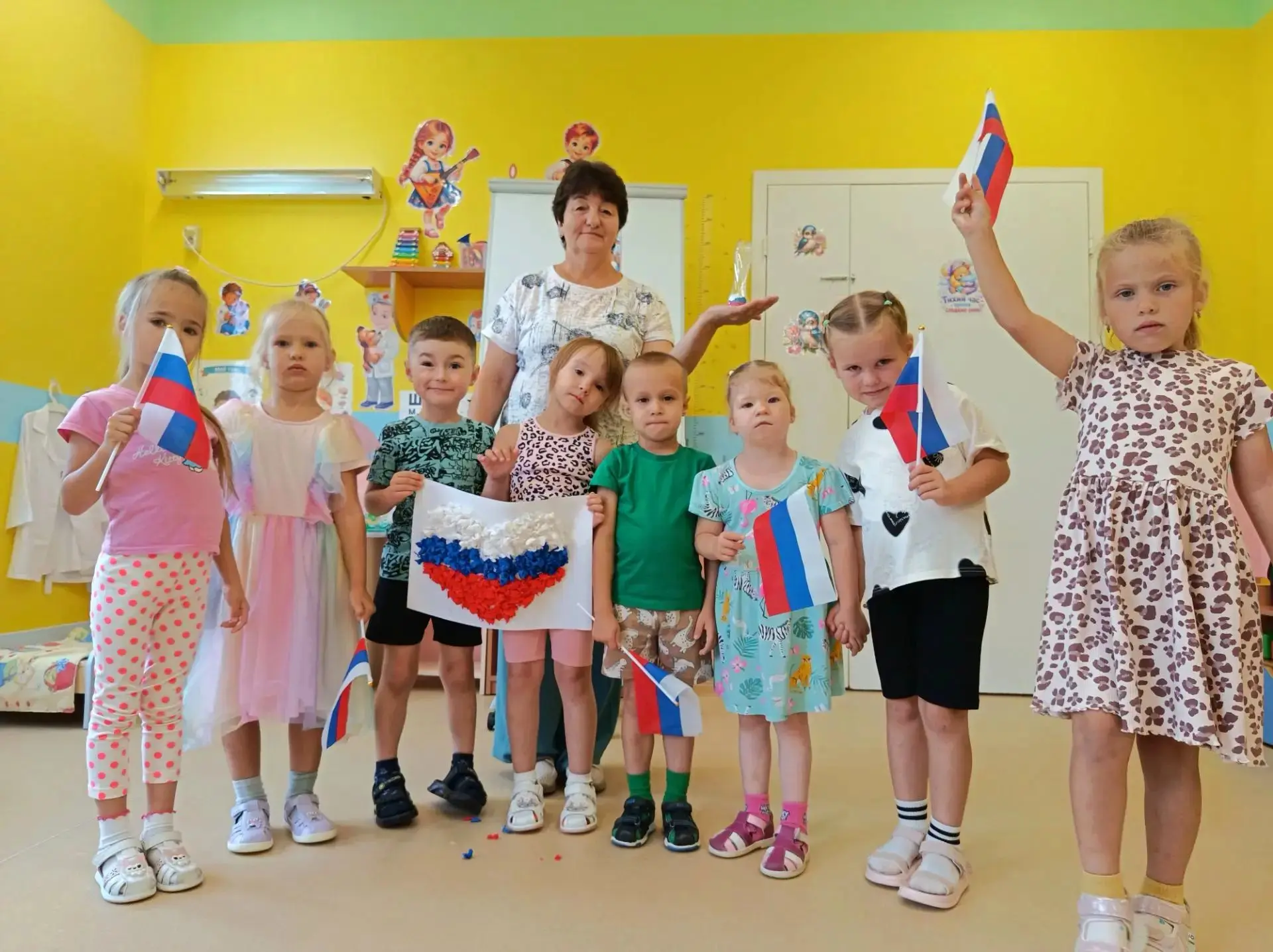 В группе «Карамельки» 🍬 было проведено занятие к Дню флага России. 🇷🇺