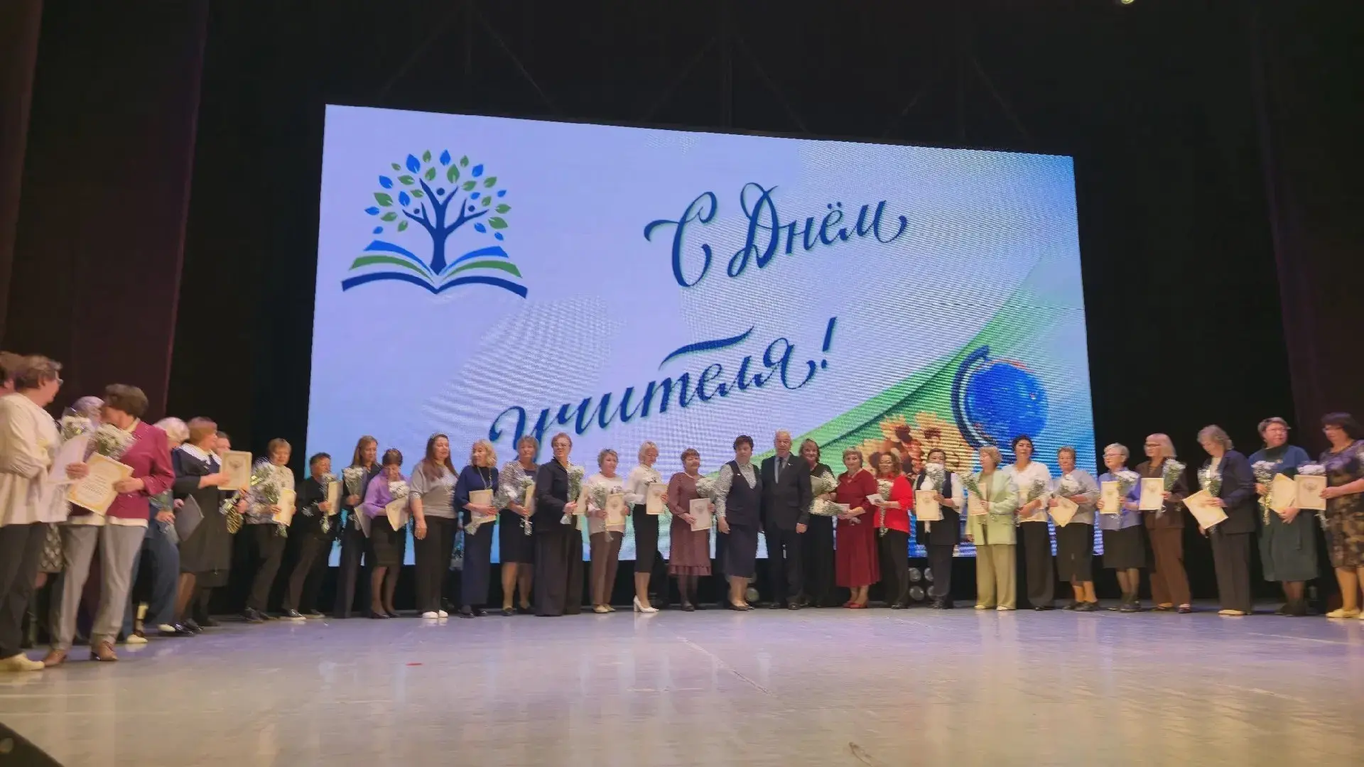 🎓 Педагогов Каменска-Уральского чествуют накануне Дня учителя